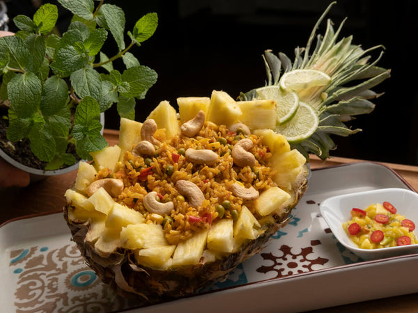 Fruchtiger Reissalat mit Curry in der Ananas