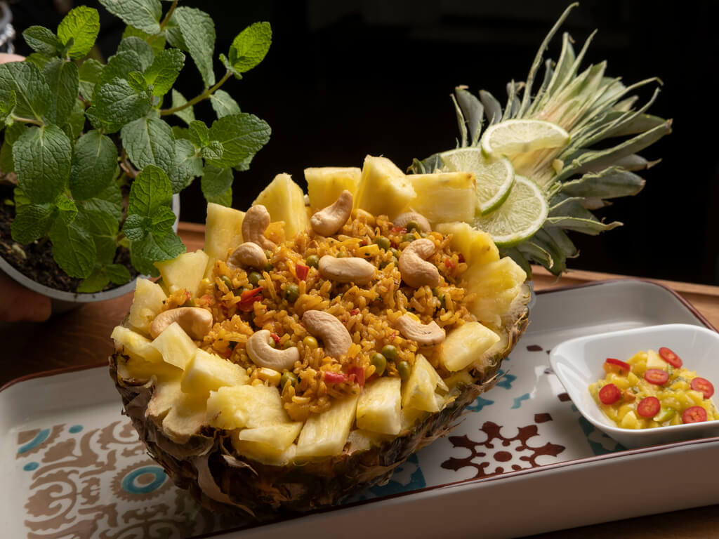Fruchtiger Reissalat mit Curry in der Ananas