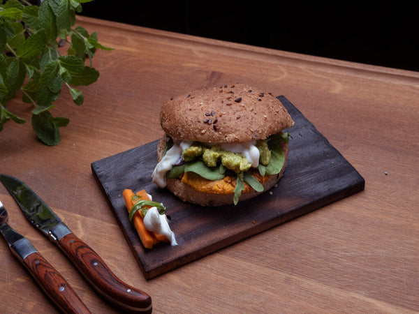 Veganer Süßkartoffel-Blumenkohl-Burger mit selbstgemachter Aioli