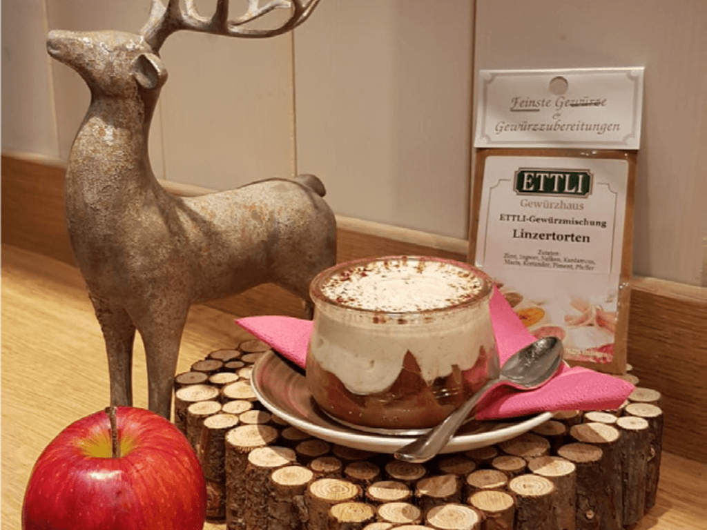 Petra’s Linzertorten-Creme auf Apfel-Rum Kompott