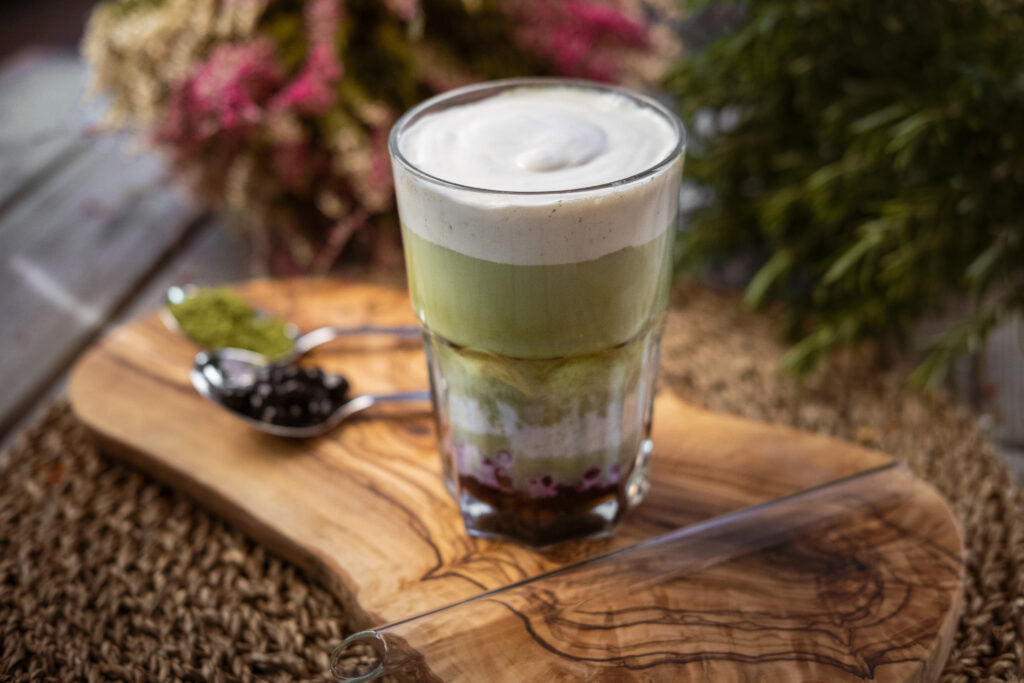 Blaubeer-Matcha Boba (mit Tapiokaperlen und Cheese Foam)