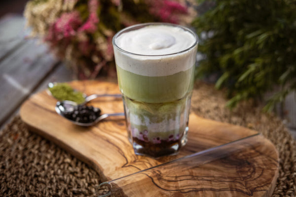 Blaubeer-Matcha Boba (mit Tapiokaperlen und Cheese Foam)