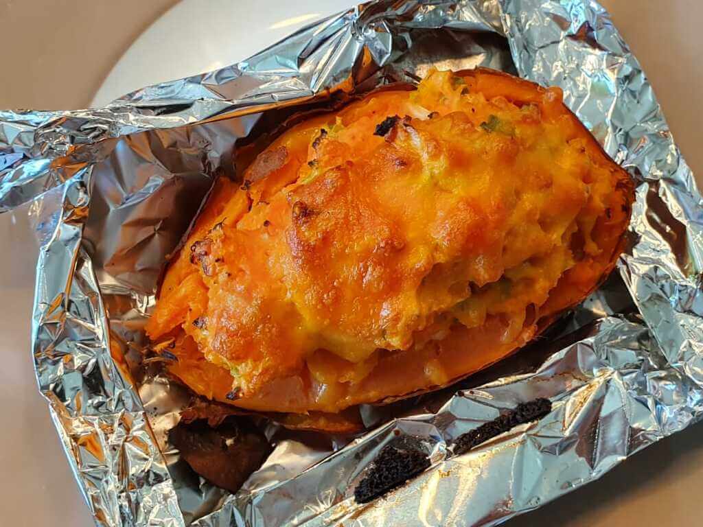 Gefüllte Grillkartoffelhälften