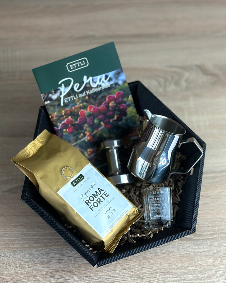 Barista Geschenkset mit Espresso Roma Forte und Zubehör – Set mit Tamper, Milchkännchen und Shotglas für Espressozubereitung
