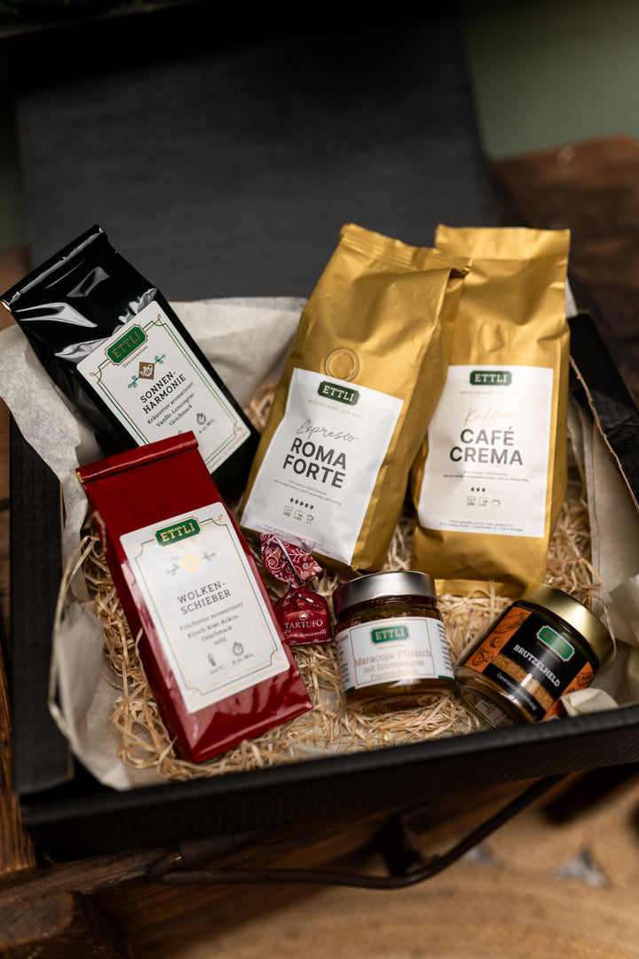Exklusives Geschenkset mit Kaffee, Tee und Gewürzen in hochwertiger Box arrangiert – Café Crema, Espresso, Tees und Gewürzmischung stilvoll präsentiert