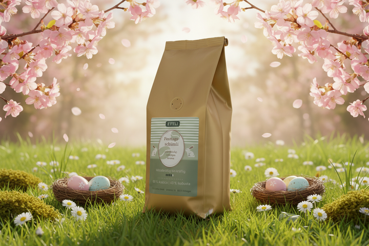 Festtags Schümli Kaffee zu Ostern auf heller grüner Wiese mit Nestern und Ostereiern dekoriert – saisonale Kaffeespezialität